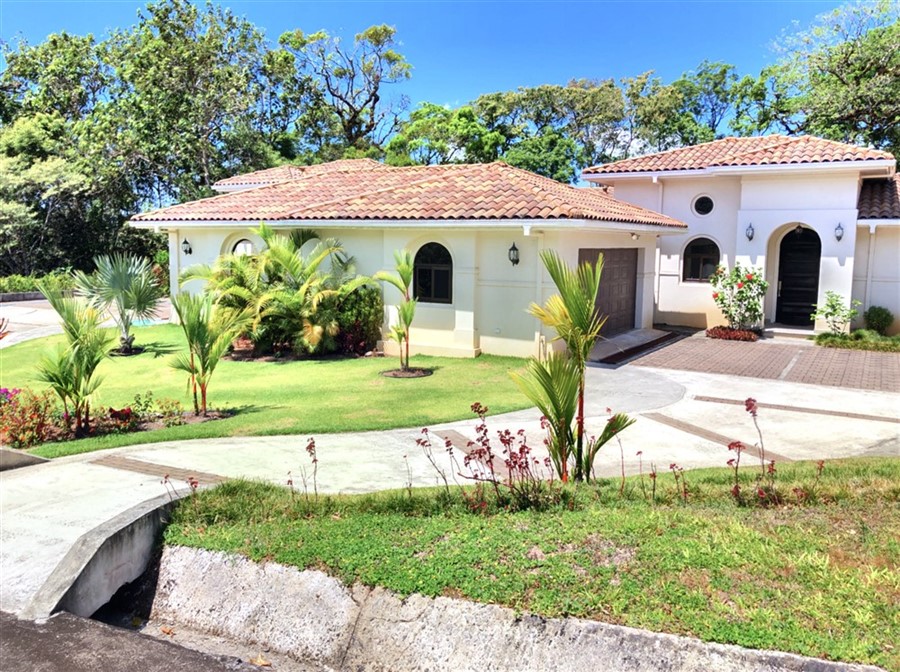 Wonderful Villa in the Lucero 18 Hole Championship Golf Course Community, Boquete, Panama - Furnishings Included! Maravillosa Villa en el Campo de Golf de 18 Hoyos de Lucero, Boquete, Panamá photo 3
