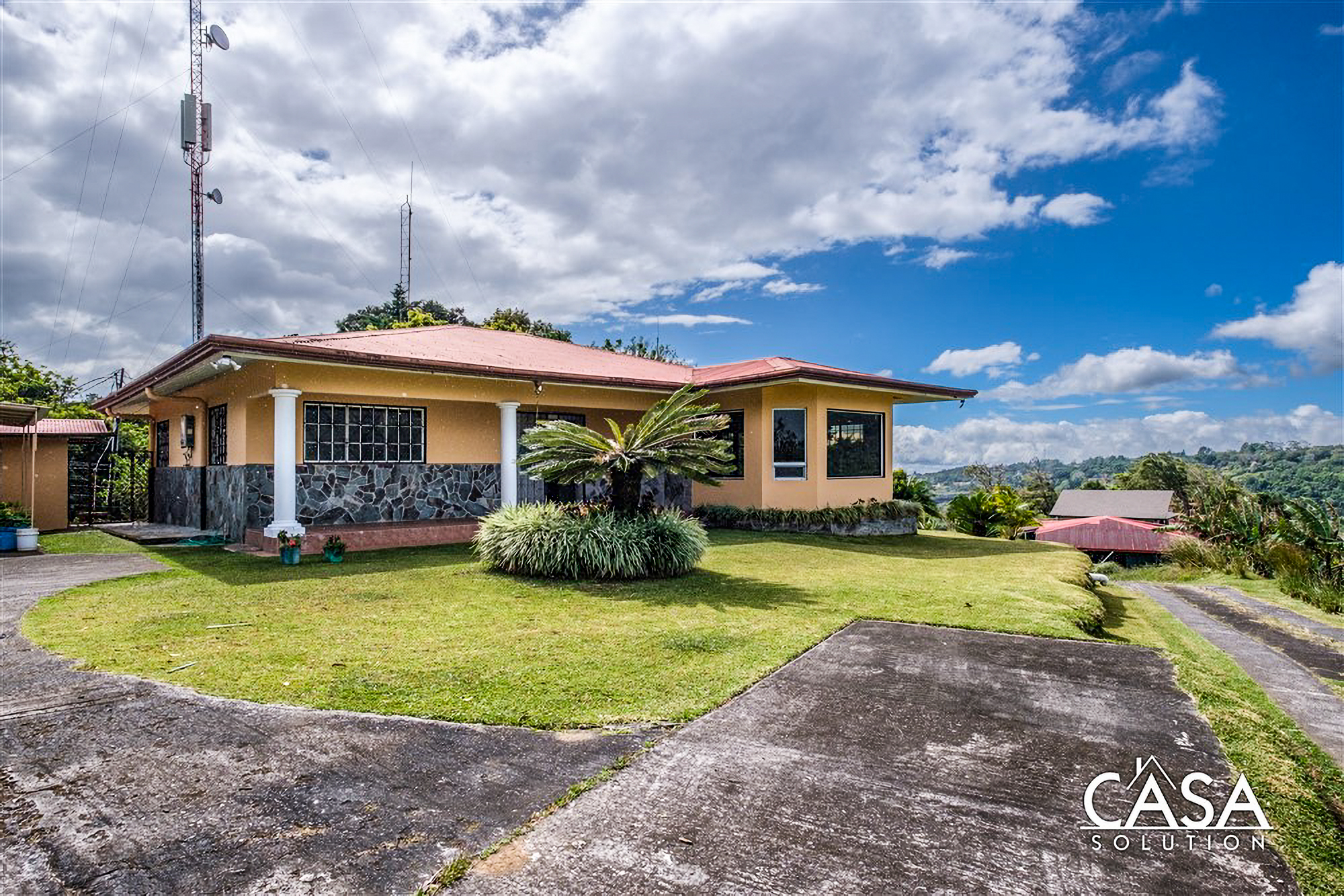 Truly Stunning Views Home for Sale Close to Downtown Boquete with Studio Apartment in Jaramillo, Boquete, Panama. photo 3