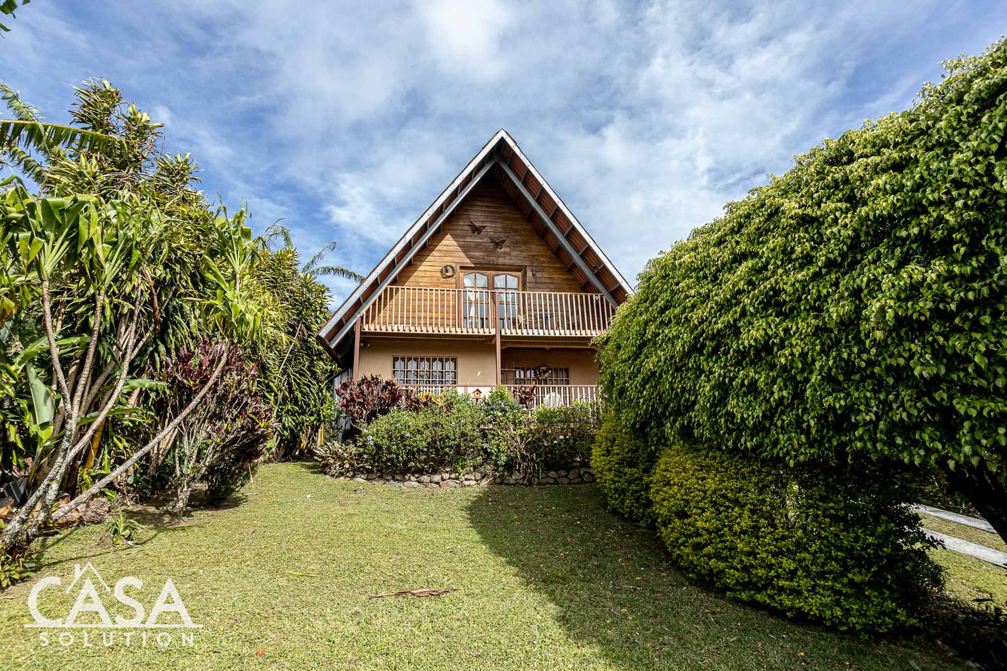 Mountain View Retreat: A Cozy Inviting Home for Sale in Alto Lino, Boquete, Panama