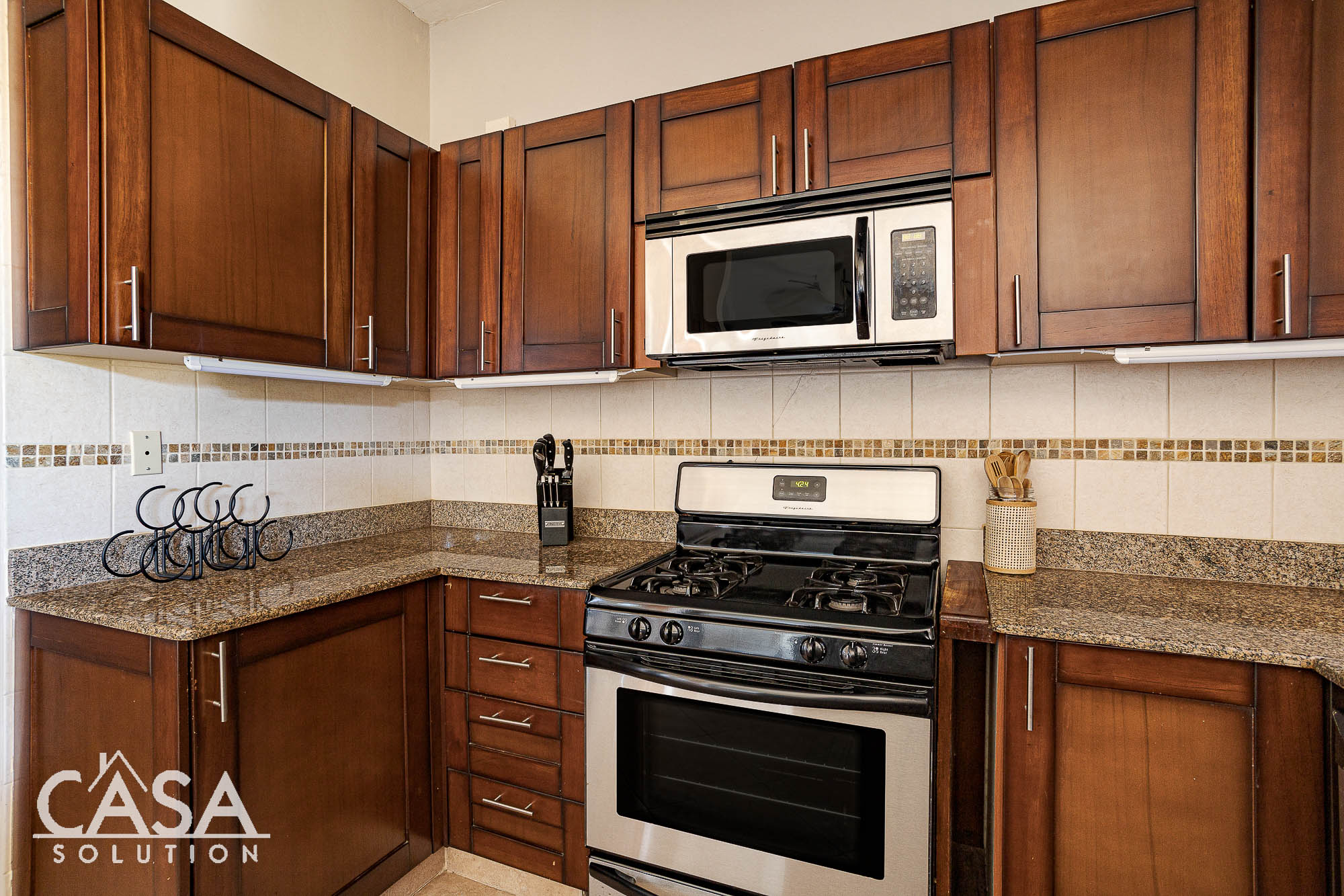 LOVELY GROUND FLOOR CONDOMINIUM WITH BEAUTIFUL PRIVATE GARDEN IN BOQUETE COUNTRY CLUB photo 4