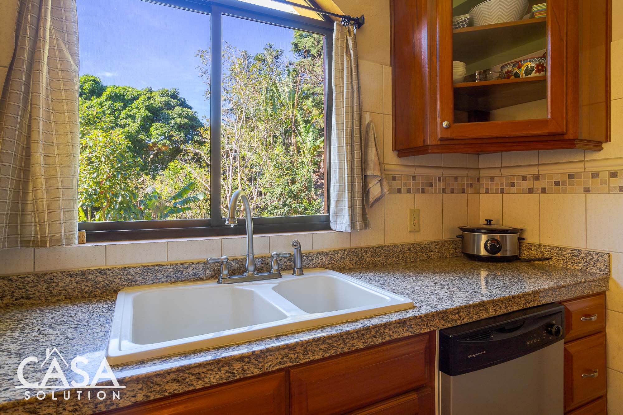 Price Reduction! Beautiful Fully Furnished House for Sale in Alto Lino, Boquete, Chiriqui. Meticulously Crafted Home with Mountain Views, Outdoor Oasis, Versatile Living Spaces, and Convenient Amenities photo 3