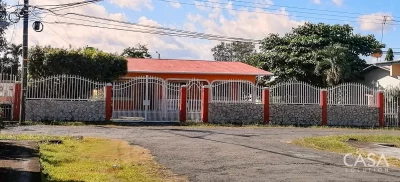 Furnished Home for Sale in Los Algarrobos, Dolega. With covered parking, spacious porch, and nearby amenities.