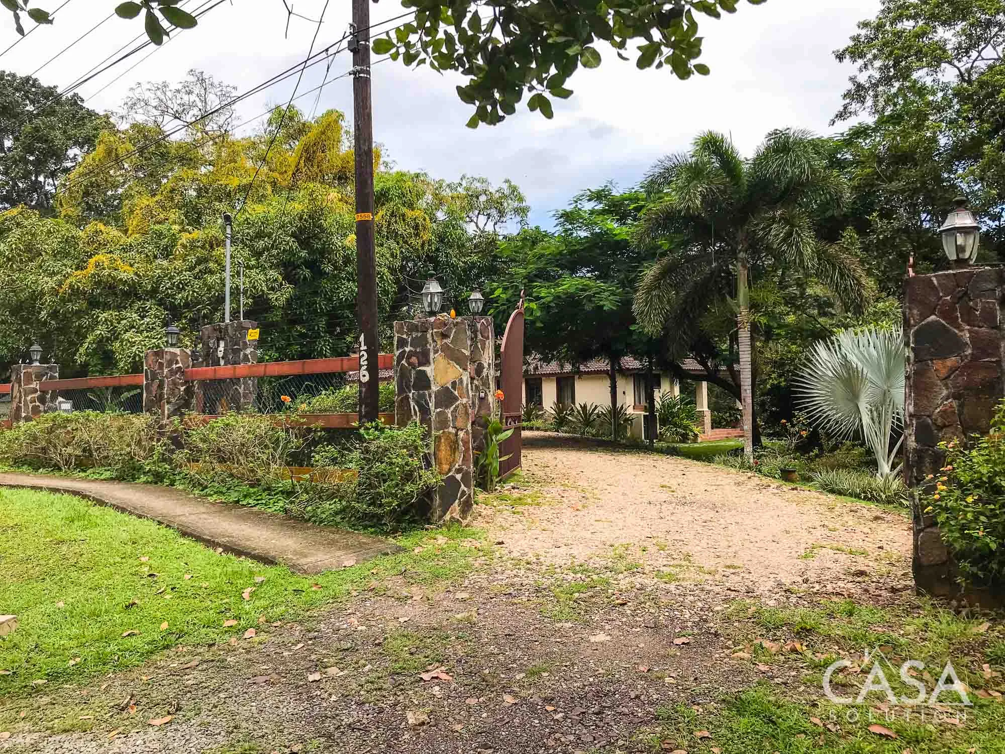 Sold! 3-bedroom riverside home in El Barrero, Penonomé. Spacious terrace, lush garden, and a 10 minute drive to Downtown Penonome photo 5