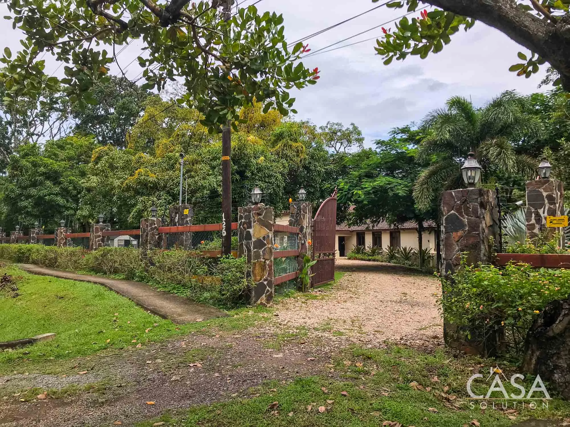 Sold! 3-bedroom riverside home in El Barrero, Penonomé. Spacious terrace, lush garden, and a 10 minute drive to Downtown Penonome photo 4