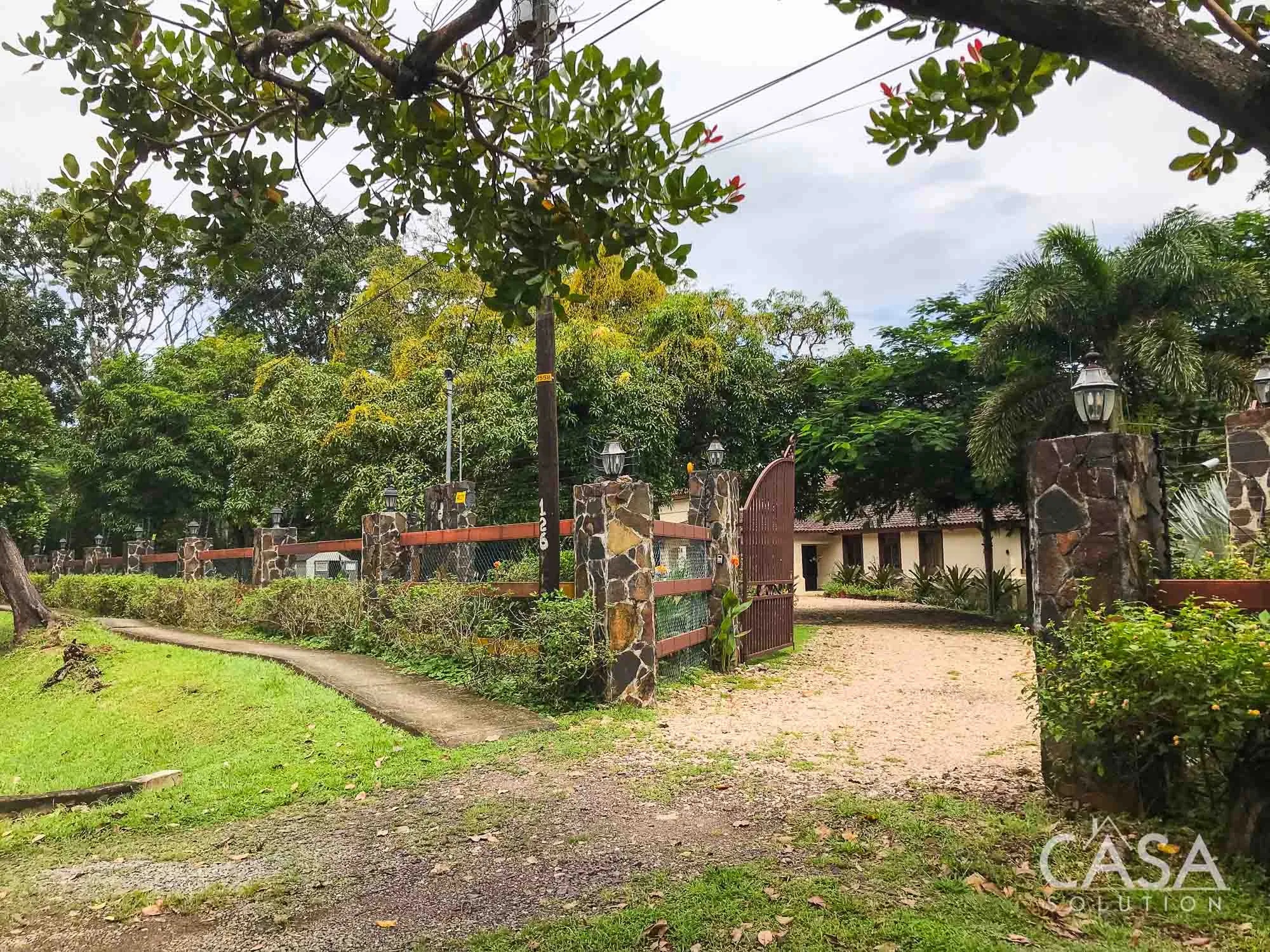 Sold! 3-bedroom riverside home in El Barrero, Penonomé. Spacious terrace, lush garden, and a 10 minute drive to Downtown Penonome photo 3