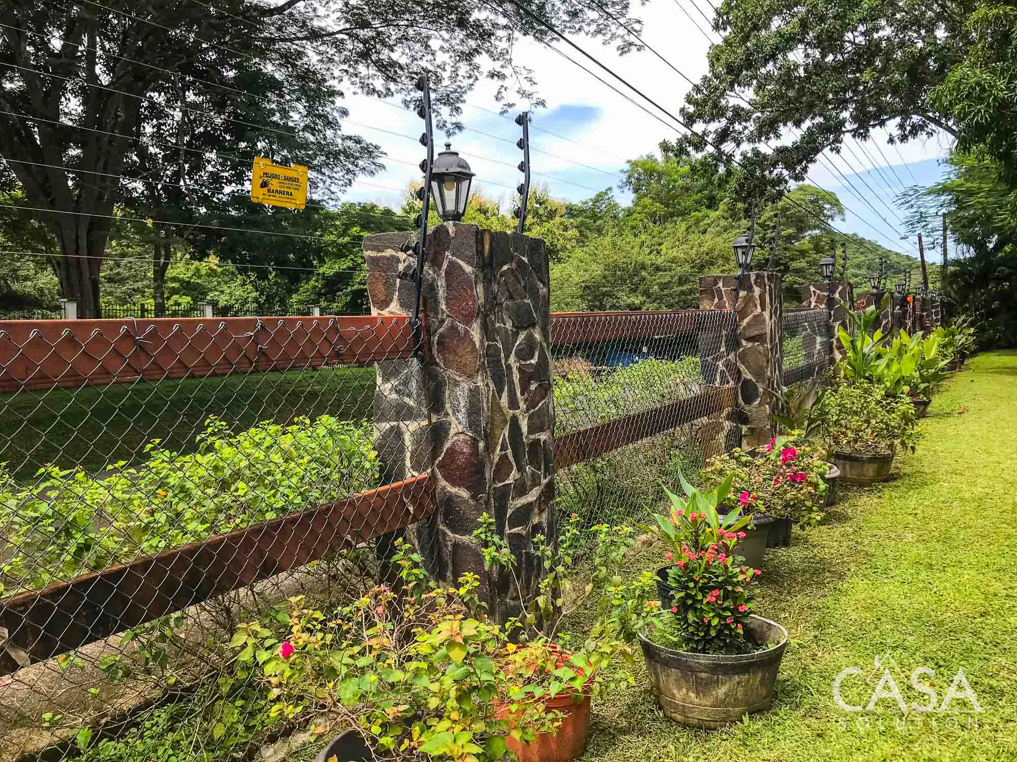 Sold! 3-bedroom riverside home in El Barrero, Penonomé. Spacious terrace, lush garden, and a 10 minute drive to Downtown Penonome photo 2