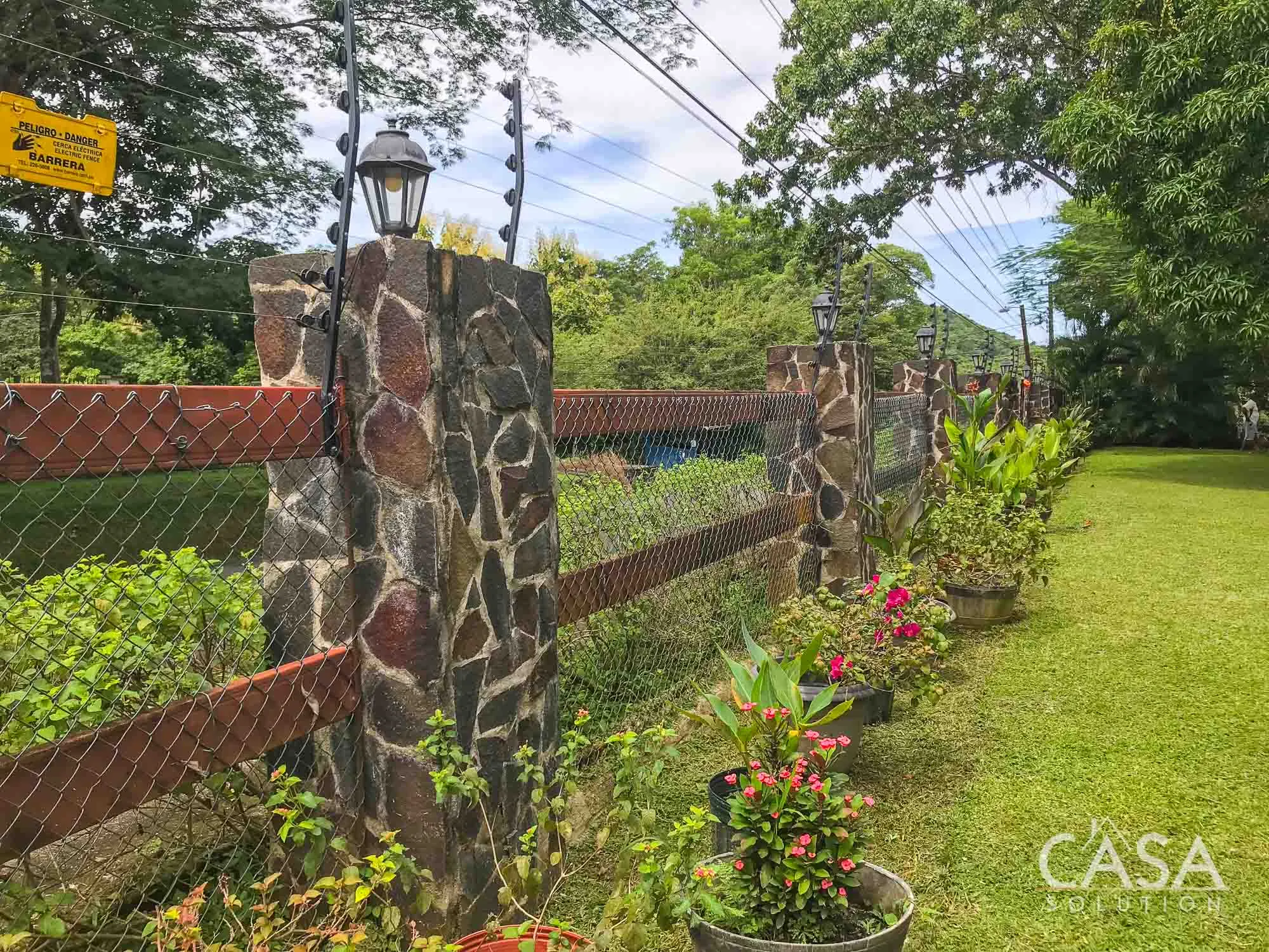 Sold! 3-bedroom riverside home in El Barrero, Penonomé. Spacious terrace, lush garden, and a 10 minute drive to Downtown Penonome