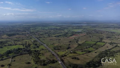 Spacious Commercial Property for Sale in La Colonia Paris, 20,343 sqm, located on the National Highway Divisa-Azuero.