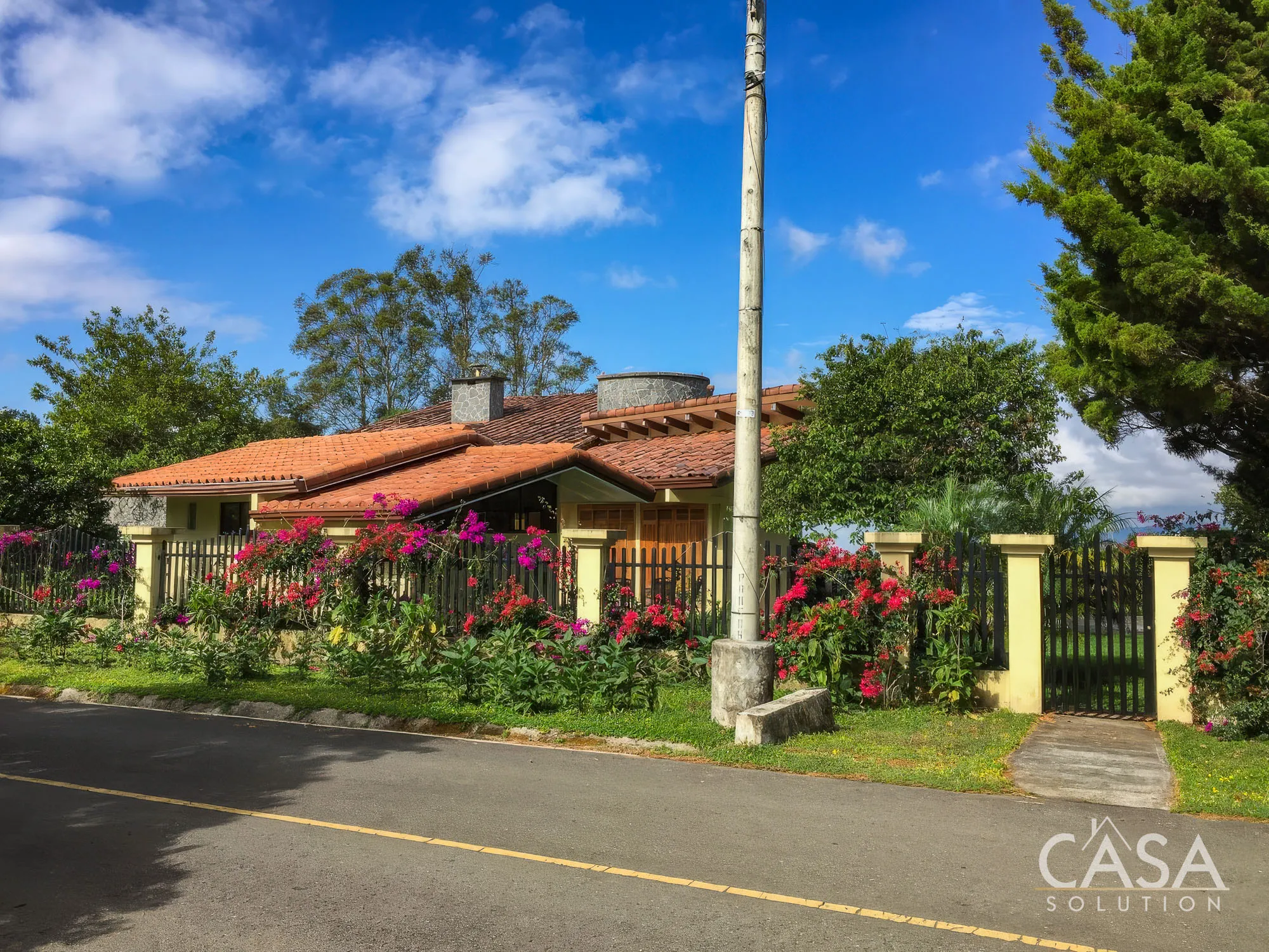 Stunning Home with Casita, Barn, and Incredible Views of Volcan Baru for Sale in Jaramillo, Boquete, Chiriqui photo 4