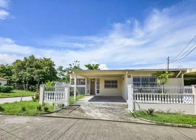 3 bedroom Home for Sale in Urbanización Mirador del Pacífico, San Miguelito, Panama City – Corner lot with gated parking