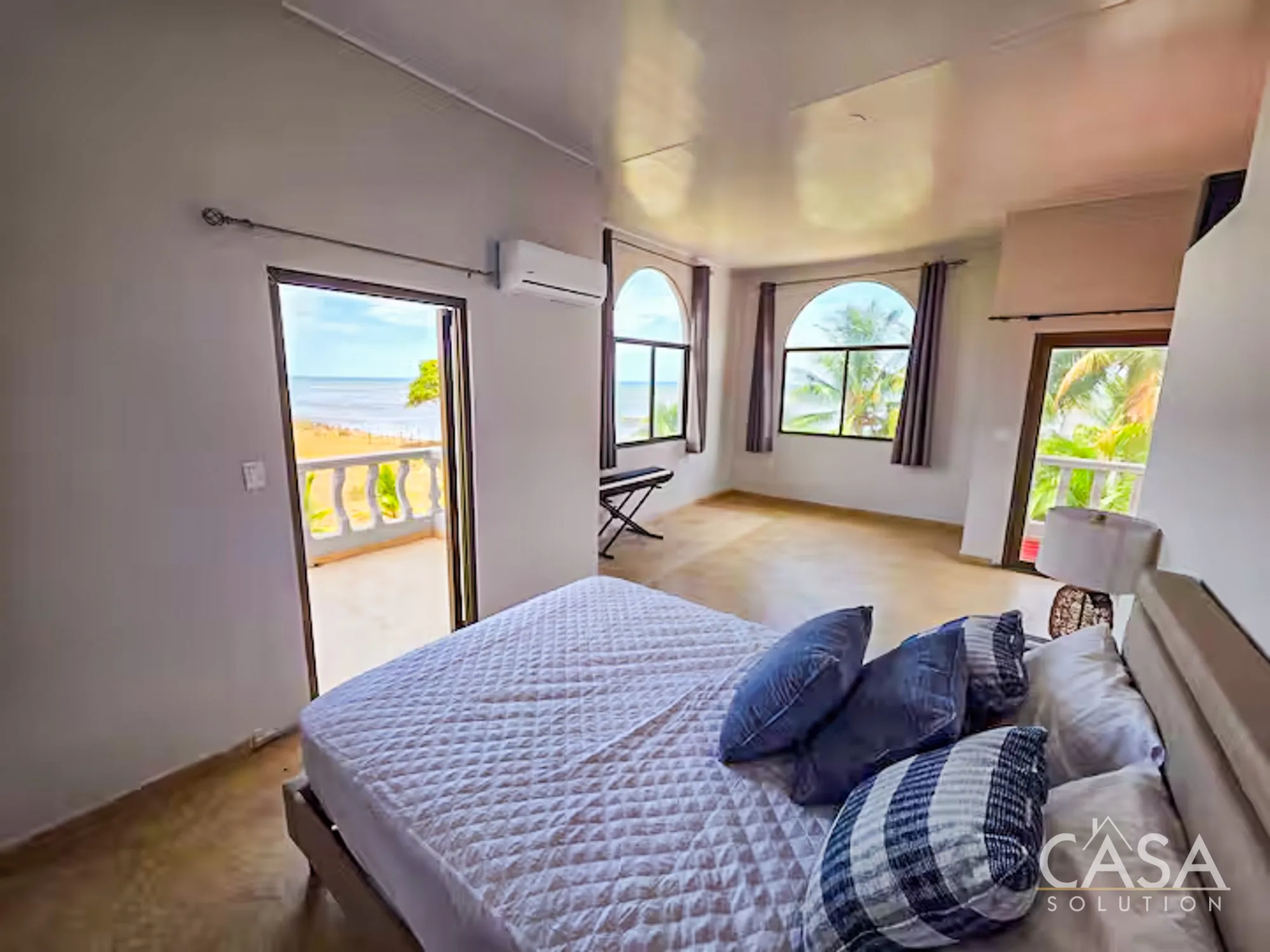 Beachfront estate home on 1.5 hectares in Playa Nanzal, Chiriquí, with 6 bedrooms, solar power, well water, pool, and direct ocean access photo 9