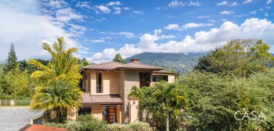 Boutique-Style Luxury Villa with 8 Ensuite Suites for Sale in Los Cabezos, Boquete, Chiriqui – Near Downtown Boquete