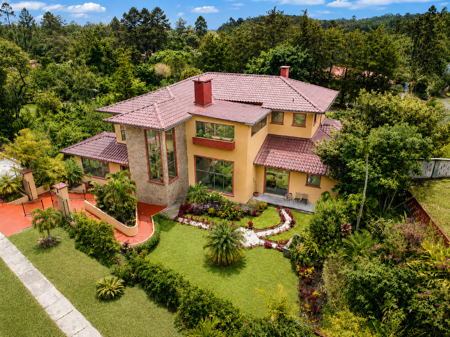 Boutique-Style Luxury Villa with 8 Ensuite Suites for Sale in Los Cabezos, Boquete, Chiriqui – Near Downtown Boquete